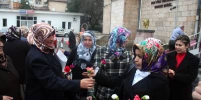 AK PARTİ'Lİ KADINLAR GÜL DAĞITTI