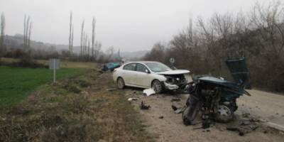 OTOMOBİL İKİYE AYRILDI: 8 YARALI