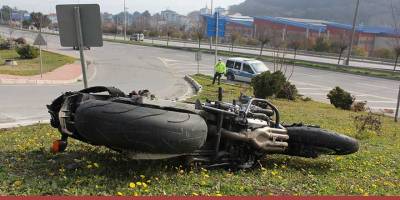 Motosikletle otomobil çarpıştı: 1 ağır yaralı