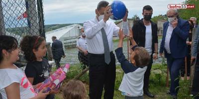 Vali Karaömeroğlu çocuklarla top oynadı