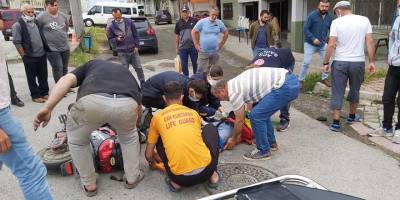 Otomobil elektrikli bisiklete çarptı