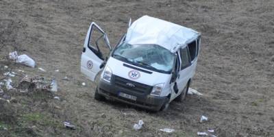 ÖZEL REHABİLİTASYON MİNİBÜSÜ KAZA YAPTI: 8 YARALI