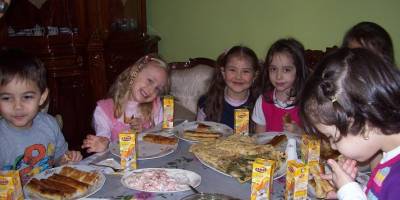 Miniklerin ev ziyaretleri sürüyor