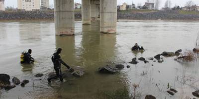 Çarşamba'da Koluna Taş Bağlayıp Irmağa Atladı