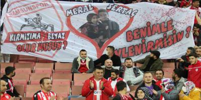 Samsun maçında kız arkadaşına evlenme teklifi yaptı