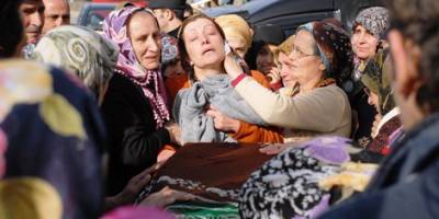 GENÇ KADIN AĞLATTI