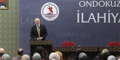 Rektör Ünal İlahiyat Fakültesinde Öğrencilerle Bir Araya Geldi
