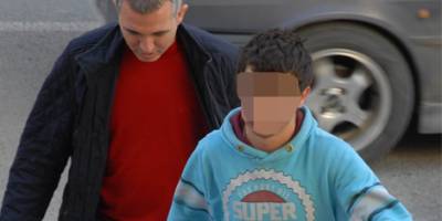 BIÇAKLA ÇEVREYİ RAHATSIZ EDİNCE YAKALANDI