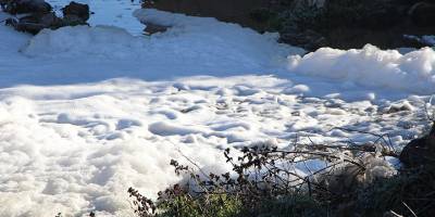 Ters akan çay kirden köpürdü