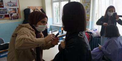Köy okullarındaki çocuklara gönüllü kuaförlük hizmeti