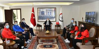 Vali Dağlı, dereceye giren sporcuları kutladı