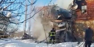 Sinop'ta iki katlı ahşap ev küle döndü