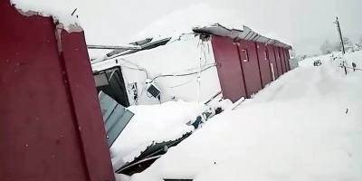 2 metreye ulaşan kar ahırları yıktı