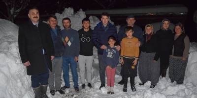 Kar nedeniyle evine gidemeyen öğrenciyi kaymakam evine ulaştırdı