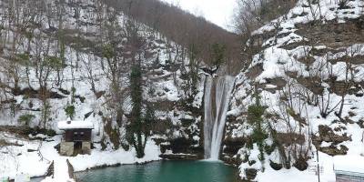 Beyaz gelinliği giyen Tatlıca Şelaleleri ziyaretçilerine görsel şölen sunuyor