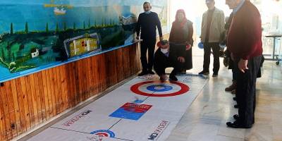 Başkan Özdemir huzurevi sakinleri ile curling ve bocce oynadı