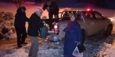 Ayancık Orman İşletme karla kaplı yolları aşıp yardıma koşuyor