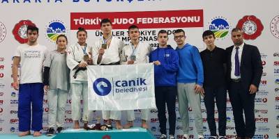 Canikli sporcular madalyalarla döndü