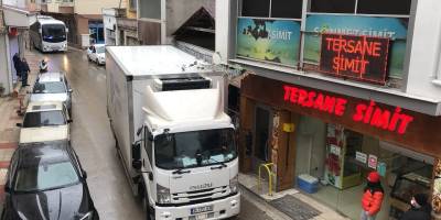 Sinop'ta Kamyon dar sokakta iş yerinin duvarına çarptı