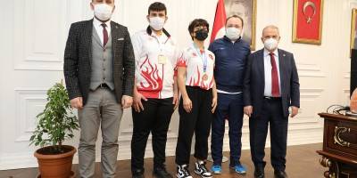 İlkadım’dan başarılı sporculara çeyrek altın