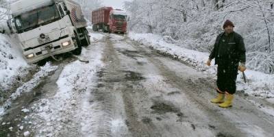 İlkadım’da karla kaplanan yollar ulaşıma açılıyor
