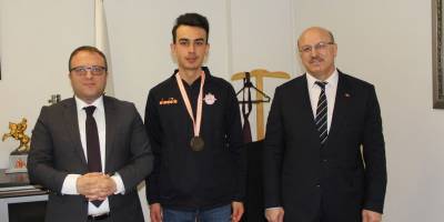 Başarılı sporcuya kaymakam ve başkandan destek