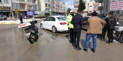Sinop’ta otomobille çarpışan motosiklet sürücüsü yaralandı