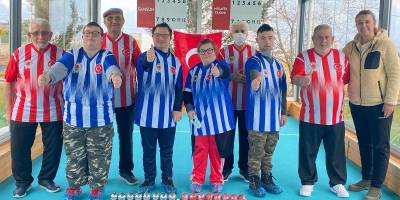 Yaşlılar ve down sendromlu çocukların bocce mücadelesi