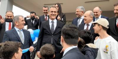 Öğrencilerden Bakan Özer'i gülümseten istek