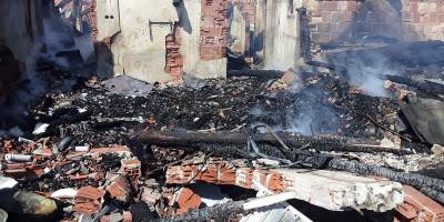 Sinop’ta iki katlı ev yanarak küle döndü