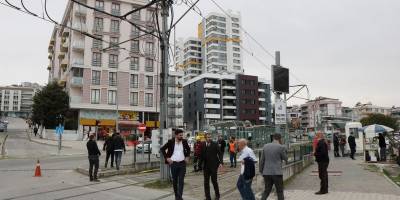 Vinç tramvay hattının elektrik telini kopardı, seferler aksadı