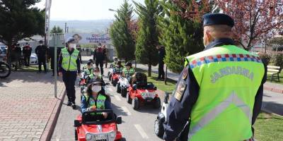 Öğrencilere trafik bilinci eğlenceli şekilde aşılanıyor