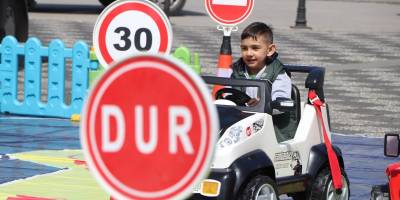 Minikler hem eğleniyor hem öğreniyor