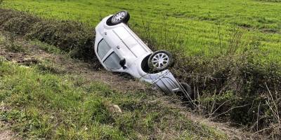 Otomobil tarlaya yuvarlandı: 2 yaralı