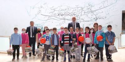 Öğrencilerin soruları başkanı terletti