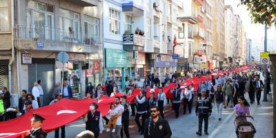 1919 metrelik bayrakla caddeler şenlendi