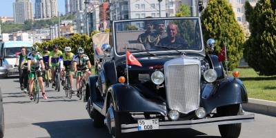 Yunanistan’dan Samsun’a pedallayan bisikletçilere davullu zurnalı karşılama