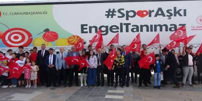 Yardım tırı Türk bayraklarıyla karşılandı