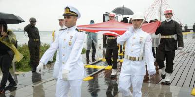 Atatürk’ü temsil den bayrak karaya çıkartıldı