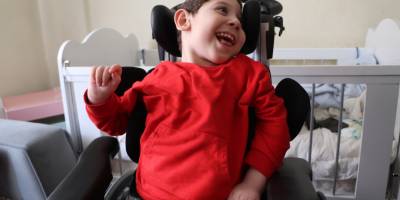 Ortopedi sandalyelerine kavuşan engelli çocukların büyük sevinci