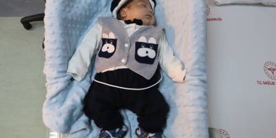 810 gram doğan cesur bebek hayata tutundu