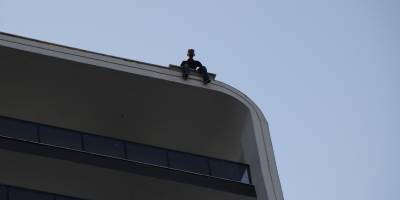 Dolandırıldığını iddia ettiği 15 katlı binada intihara kalkıştı