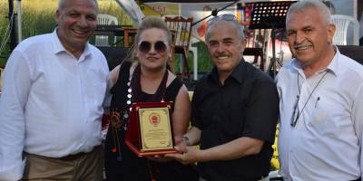 TÜRK HALK MÜZİĞİNİN GÜÇLÜ SESİ ZENNURE ÇAYLI KOÇ PLAKETLE TAÇLANDIRILDI