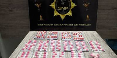 Sinop’ta bir araçta 206 adet sentetik ecza hap yakalandı