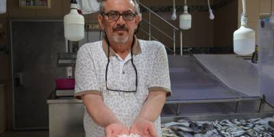 Böbrek taşı düşürdüğüne inanılan eşkina balığındaki taşlar 5 TL’den alıcı buluyor