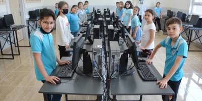 Öğrencilere karne hediyesi: 33 bilgisayar laboratuvarı