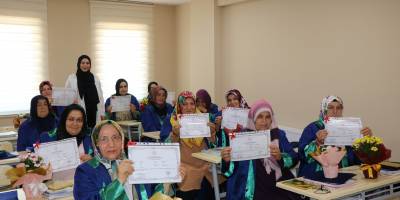 40 ve 60'lı yaşlardaki 13 kadın okuma-yazma öğrendi