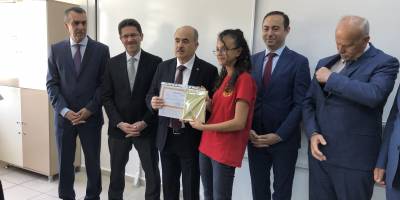 Vali Dağlı, öğrencilere karne dağıttı