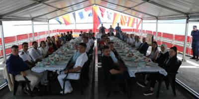 Şehit ve gazi aileleriyle savaş gemisinde yemek