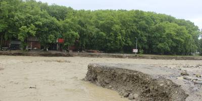 Türkeli'de geçici köprüler yıkıldı, 13 kişi tahliye edildi